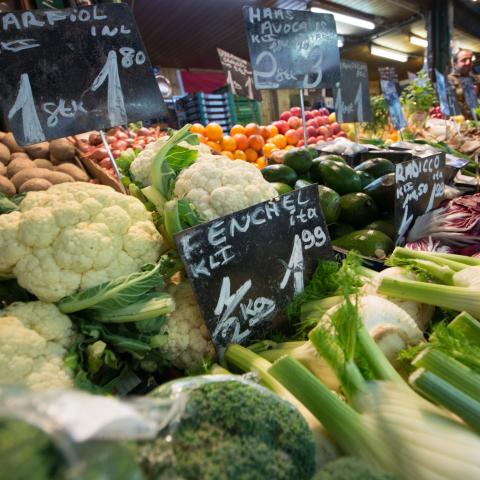 prijzen en groenten in supermarkt